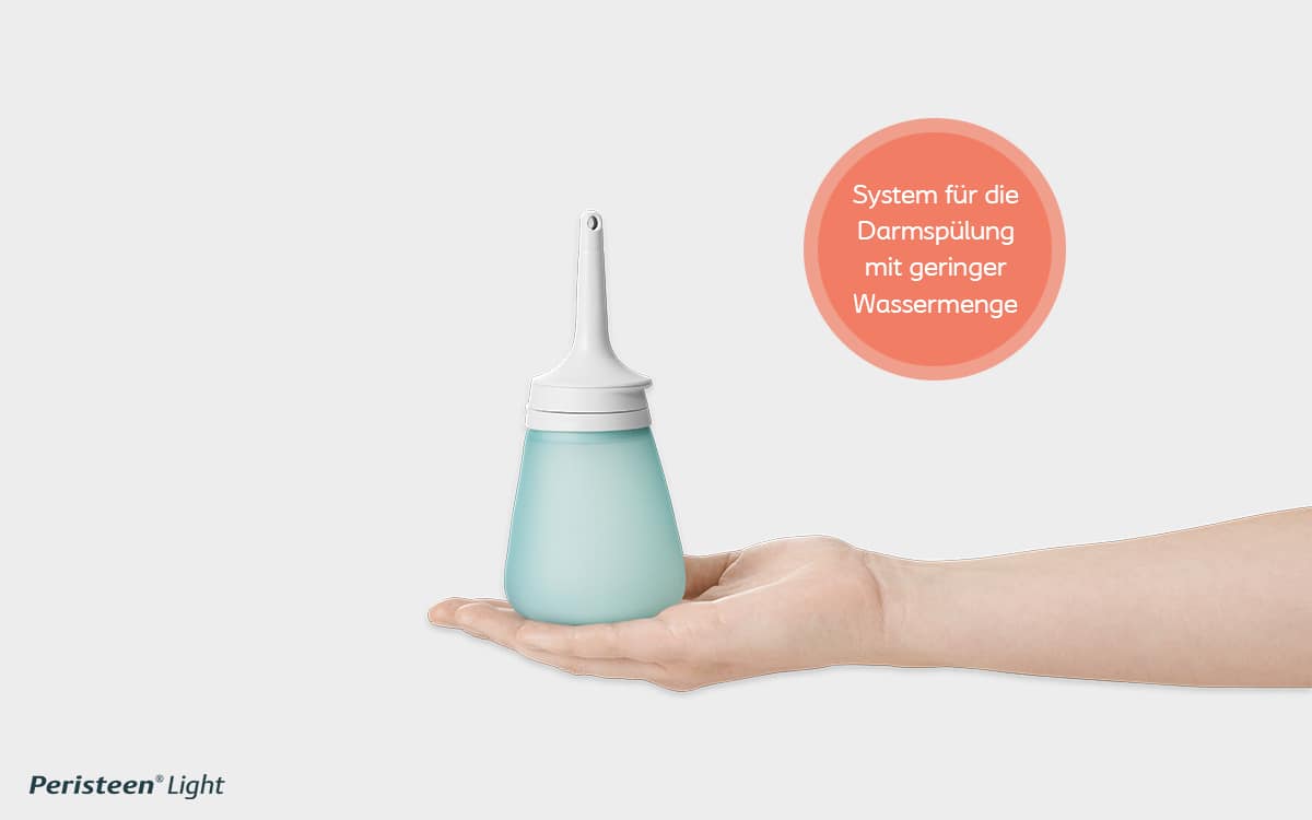 Peristeen Light System auf Hand mit Text System für Darmspülung mit geringer Wassermenge